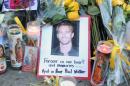 Una foto Paul Walker entre flores y velas que dejaron sus fans en el lugar del accidente de tránsito que acabó con la vida del actor famoso por la película Fast and Furious", el 1 de diciembre de 2013 en Santa Clarita en Estados Unidos