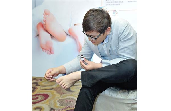 族廖先生腳趾甲泛黃變黑，就醫治療才發現原本就患有香港腳的他，黴菌自腳底擴散至腳趾甲，導致罹患灰指甲。