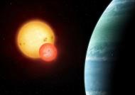 行星不只繞著一顆恆星公轉，即使有兩顆恆星也可以照樣繞行。美國太空總署（NASA）近日利用克卜勒太空望遠鏡，觀測到一顆名為「克卜勒453b」的行 星，以非常詭異的運轉軌道繞行兩顆恆星，就如同電影《星際大戰》中天行者路克出生的「塔圖因」星球，下次再觀測到它可能得等到2066年。