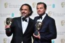 El actor estadounidense Leonardo DiCaprio (D) y el director mexicano Alejandro González Iñárritu, con sus premios BAFTA del cine británico por 'El renacido', el 14 de febrero en Londres