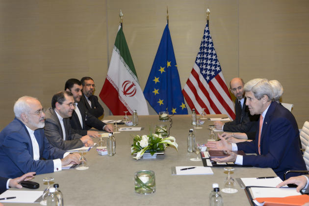 El secretario de Estado de Estados Unidos John Kerry (derecha, al frente) habla con su homólogo iraní, Mohammad Javad Zarif (izquierda), antes de una reunión bilateral para una nueva ronda de negociaciones nucleares con Irán en Ginebra, Suiza, el sábado 30 de mayo de 2015. (Laurent Gillieron/Keystone vía AP)