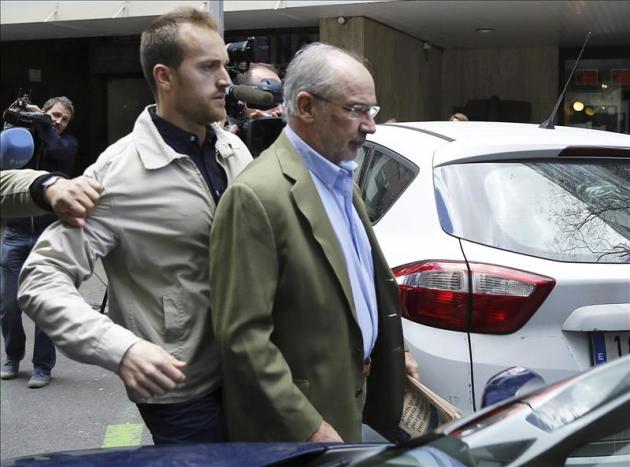 El exvicepresidente del Gobierno, Rodrigo Rato, sale de su domicilio donde numerosos medios de comunicación esperan noticias. EFE