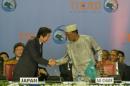 Le Premier ministre japonais, Shinzo Abe (à g.), et le président tchadien, Idriss Déby (à d.), pendant l'ouverture de la Conférence internationale de To...<br /><br />Source : <a href=
