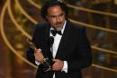 El director mexicano Alejandro González Iñárritu con su premio a Mejor Direcyor por "El Renacido" el 28 de febrero de 2016 en Hollywood, California