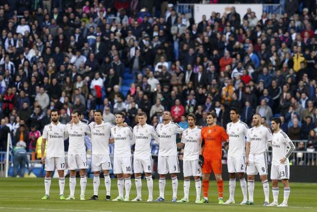 GRA140. MADRID, 10/01/2015.- Los jugadores del Real Madrid guardan un minuto de silencio en memoria de los fallecidos en los recientes atentados en París antes del partido ante el Espanyol de la decim