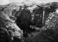 O premier francês Georges Clemenceau visita uma trincheira durante a Primeira Guerra