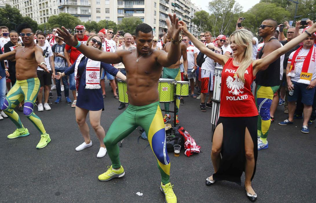 Brazilian dancers and a Poland fan dance in Marseille - EURO 2016