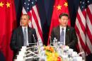 Los presidentes de Estados Unidos (i), Barack Obama, y de China Xi Jinping el 30 de noviembre de 2015 en Le Bourget, cerca de París