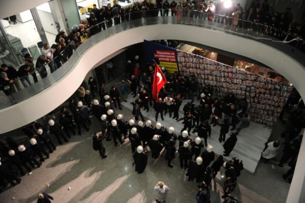 Turquie: la police investit un grand quotidien hostile à Erdogan