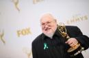 El escritor y productor George R.R Martin, ganador del premio a la Mejor Serie Dramática por 'Juego de Tronos', posa en la 67ª Edición de los premios Emmy, el 20 de septiembre de 2015 en Los Angeles