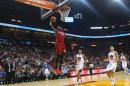 James Ennis de Miami Heat se eleva para encestar ante Golden State Warriors el 25 de noviembre de 2014