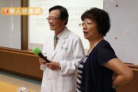 謝博欽醫師（左）與病患分享「微創脊椎支架置入術」臨床治療經驗。（圖片提供／聖馬爾定醫院）