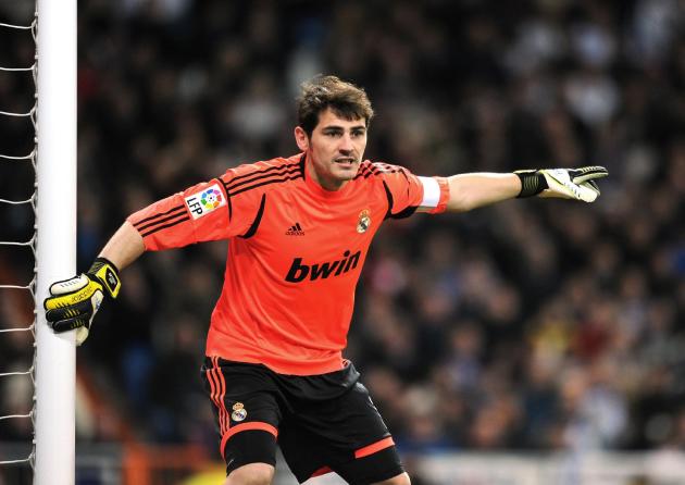 Iker Casillas volvi&oacute; a entrenar con las manos tras su fractura