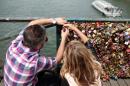 Una pareja coloca un candado en el Puente de las Artes, en Paris, el 29 de mayo de 2015