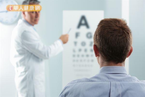 陳珊霓醫師提醒，患者在進行眼力矯正手術前，仍要與醫師詳細討論手術的必要性和適合方案。圖為視力檢查模擬。