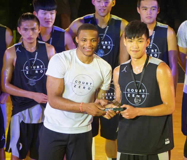 衛斯布魯克頒獎台灣籃球選手 (圖)