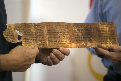 (Arquivo) Réplica de uma parte do mais antigo documento conhecido que reproduz integralmente os Dez Mandamentos, que está em exibição em Jerusalém
