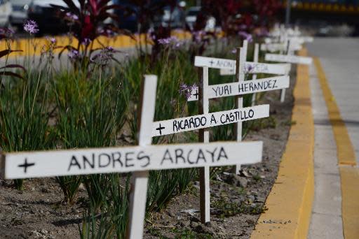 Cruces blancas en memoria de víctimas de la violencia dispuestas en una vía alrededor de Tegucigalpa, capital de Honduras, en una campaña de organizaciones de derechos humanos por el aumento de las tasas de homicidios.