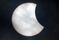 La Luna pasa en frente al Sol durante un eclipse parcial solar visto desde Liverpool, Inglaterra, el 20 de marzo de 2015 (AFP | Paul Ellis)
