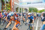 新竹縣政府舉辦「2015新竹縣破風盃單車自我挑戰賽」，吸引3千多位喜好追風的單車手參加。（陳采蘋攝）
