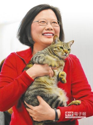 新年快樂民進黨主席蔡英文抱著貓女兒「想想」，一起向國人拜年。（劉宗龍攝）