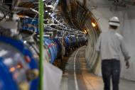 O reinício do Grande Colisor de Hádrons (Large Hadron Collider, LHC), na fronteira franco-suíça, que inclui um túnel em forma de anel de 27 km permitirá a realização de uma segunda onda de exploração de novas áreas da física