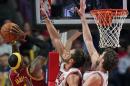 El astro de Cleveland Cavaliers, LeBron James (I), intenta anotar ante la oposición de los centros de los Bulls, Joakim Noah (C) y Pau Gasol, el 31 de octubre de 2014 en Chicago