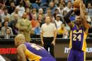 El astro de los Los Angeles Lakers Kobe Bryant (D) tira lanzamientos libres frente a los Minnesota Timberwolves, en partido de la NBA jugado el 14 de diciembre de 2014 en Minnesota