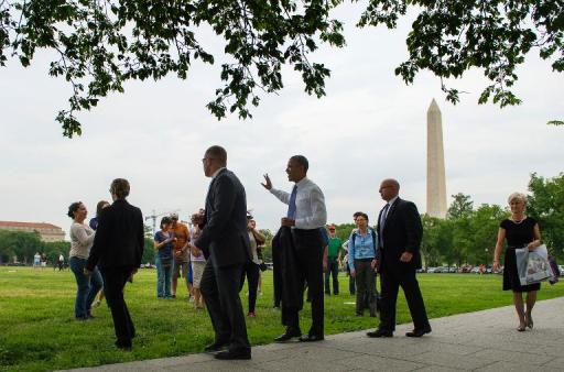 Barack Obama se deu a um pequeno luxo e saiu para caminhar pelas ruas de Washington, em 21 de maio de 2014