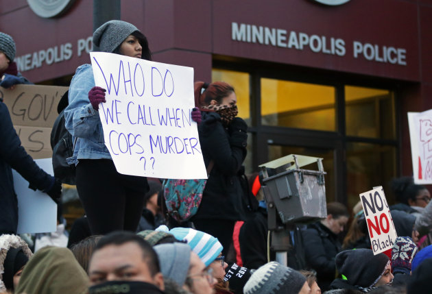 Una protesta frente al Departamento de Policía en Minneapolis. (AP/Jim Mone)