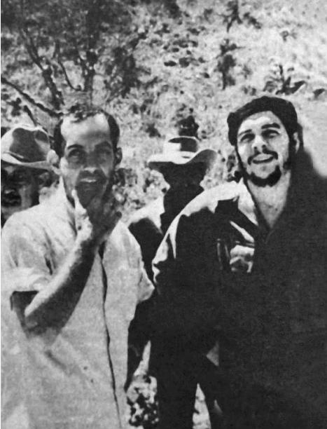 El director de cine cubano Tomás Gutiérrez Alea, alias Titón (izq), hablando de una de sus películas en 1960 con Ernesto 'Che' Guevara, en el rodaje del filme 'Historia de la Revolución'