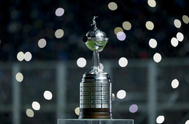 La copa Libertadores se ve antes de que el partido de fútbol final de la Copa Libertadores de Argentina entre San Lorenzo y Nacional de Paraguay en Buenos Aires, Argentina, Miércoles, 13 de agosto 2014