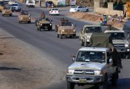 Decenas de vehículos con combatientes 'peshmerga', kurdos iraquíes, tras salir de su base en el norte de Irak para dirigirse a Kobane, localidad siria que defenderán de los 'yihadistas' del grupo Estado Islámico, el 28 de octubre de 2014