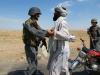 Un policier afghan fouille un voyageur à un point de contrôle à Lashkar Gah, la capitale de la province de Helmand, le 30 juillet 2015
