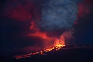 O vulcão Wolf, no arquipélago de Galápagos, entrou em erupção nesta segunda-feira, lançando lava em uma zona desabitada que abriga a única população de iguanas rosadas do mundo