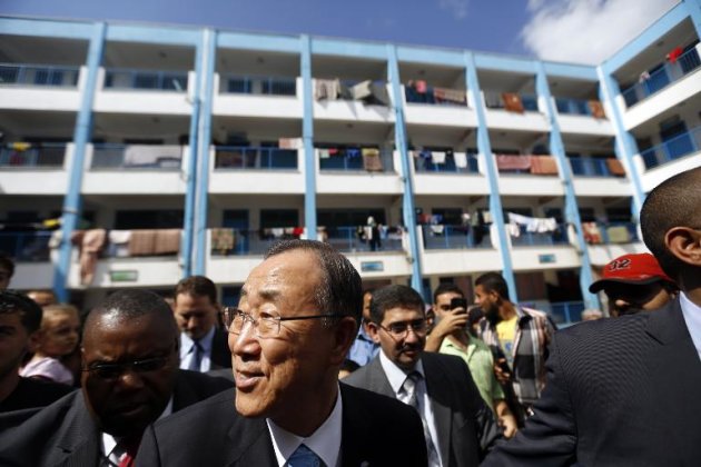 El secretario general de Naciones Unidas, Ban Ki-Moon (centro), en su visita a la escuela de la ONU Al Bahrin, en Gaza, el 14 de octubre de 2014, donde un ataque israelí mató a por lo menos 14 personas refugiadas en el recinto