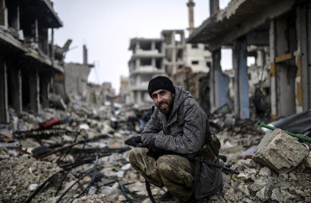 Musa, um curdo de 25 anos, é visto sentado em Kobane. (Foto: AFP)