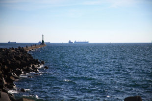 B.沿著西子灣海堤，眺看高雄港外海，貨櫃郵輪海上風光盡收眼底。