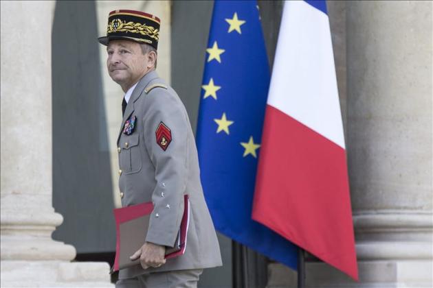 El jefe del Estado Mayor del Ejército francés, Pierre de Villiers, a su llegada al Palacio del Elíseo para participar en un consejo de defensa presidido por el presidente francés, François Hollande, en París el pasado mes de septiembre. EFE/Archivo