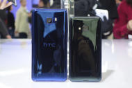 HTC在推出全新旗艦手機U Ultra以及U Play。U Ultra採用5.7吋大螢幕，跟LG V10一樣擁有雙螢幕，大小螢幕分開使用，讓使用者可在大螢幕上做平常智慧型手機的影音，遊戲，而小螢幕則是分工來做各種APP的通知，並且搭載智慧AI助理，自動判斷哪一些聯絡人是重要的，優先排序重要聯絡人的動態。
