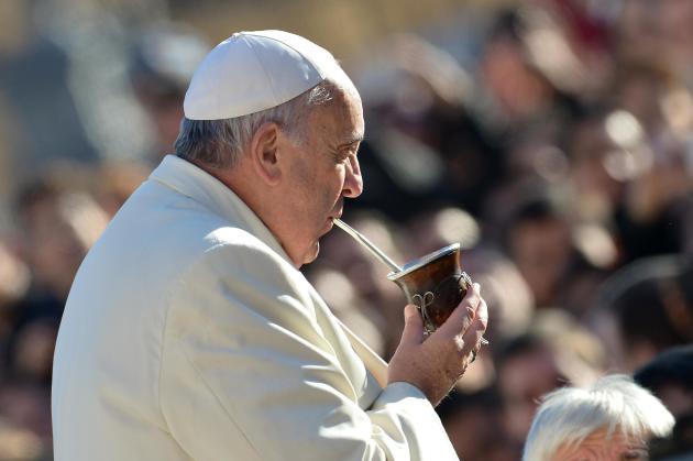 El papa Francisco toma mate en la plaza de San Pedro de Roma, durante la celebración de su 78 cumpleaños, el 17 de diciembre de 2014 (AFP | Alberto Pizzoli)