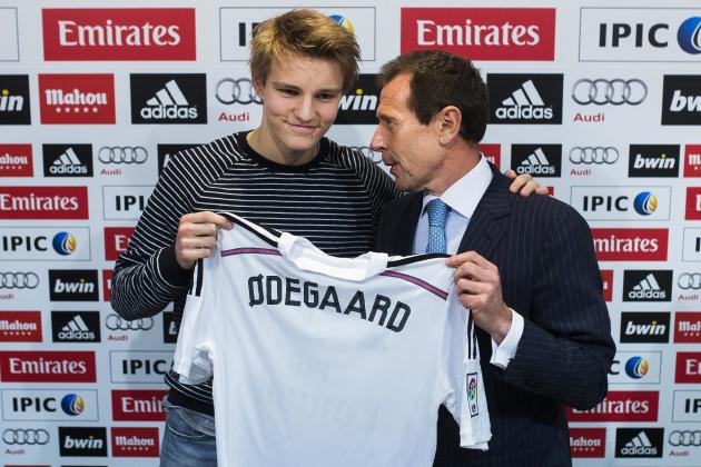 El jugador noruego Martin Odegaard (izquierda) muestra la camiseta que usará con el Real Madrid acompañado del director de relaciones institucionales de la escuadra Emilio Butragueño durante su presen