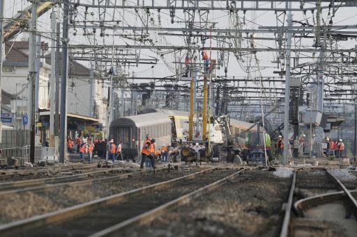 Train accidenté à la gare de Brétigny-sur-Orge, près de Paris, le 13 juillet 2013