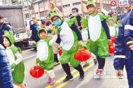 龍潭「迎古董嘉年華」12日登場，小朋友裝扮小青蛙上街。（楊明峰攝）