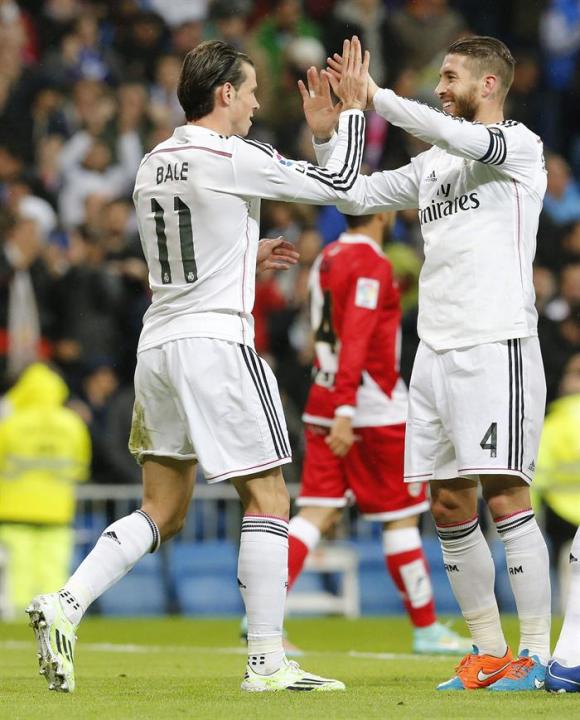 GRA325. MADRID, 08/11/2014.- El jugador galés del Real Madrid Gateh Bale (i) es felicitado por Sergio Ramos tras marcar el primer gol ante el Rayo Vallecano, durante el partido de la undécima jornada 