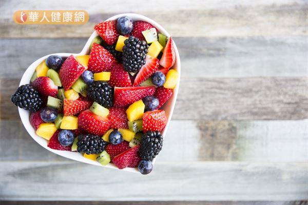 水果中豐富的果糖會干擾代謝，建議改用更高纖維、低熱量的蔬菜取代水果。
