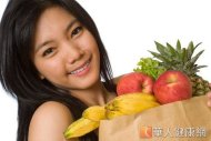 女性容易因內分泌失調而出現肌膚粗糙、老化、長痘痘等症狀，但均衡攝取高纖蔬果可幫助調整內分泌。