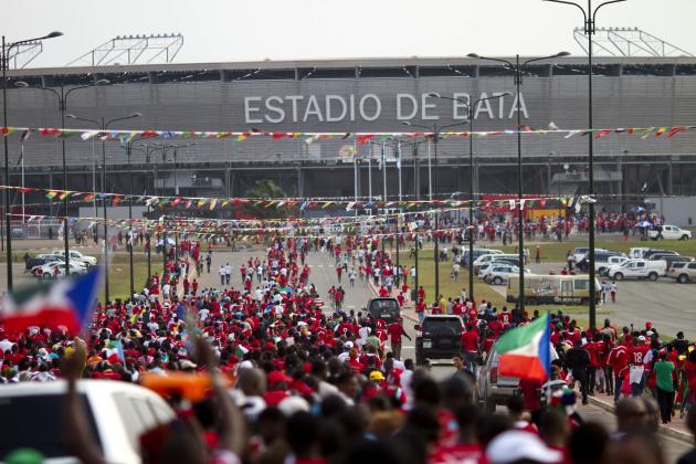 Fanáticos entran a la fuerza al estadio del partido inaugural de la Copa de Africa el sábado, 21 de enero de 2012, en Bata, Guinea Ecuatorial.  (AP Photo/Ariel Schalit)