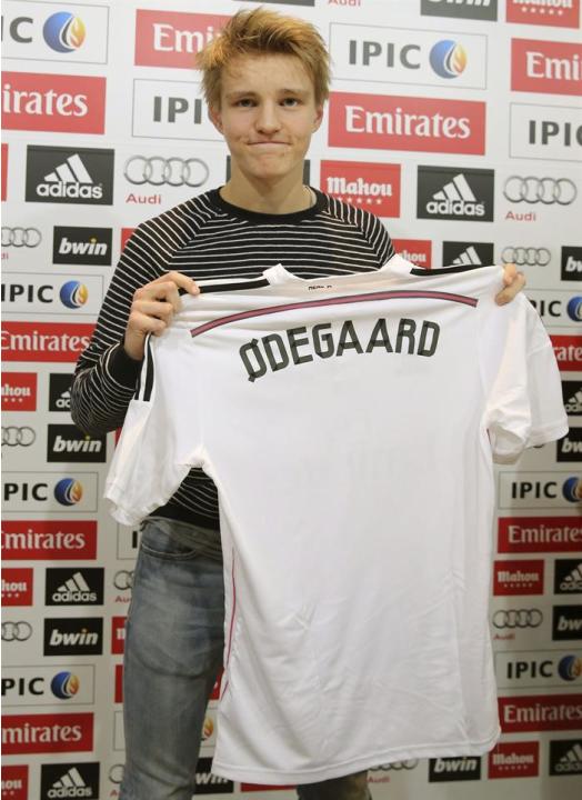 GRA197. MADRID, 22/01/2015.- Martin Odegaard, nuevo centrocampista del Real Madrid, posa con la camiseta durante su presentación oficial hoy como jugador blanco, en la que ha asegurado que no siente l