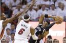El delantero de los Nets de Brooklyn, Paul Pierce (34) busca pasar el balón ante la marca del delantero del Heat de Miami, LeBron James (6) y el centro Chris Bosh, durante la primera mitad del segundo juego de la semifinal de la Conferencia Este el jueves 8 de mayo de 2014 en Miami. (Foto AP/Wilfredo Lee)
